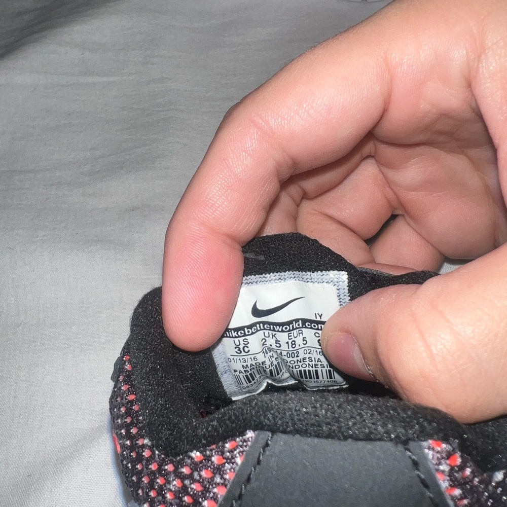 Nike Kids Sneakers Black and Red - Picture 3 of 3